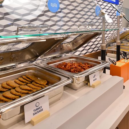 Holiday Inn Express & Suites - Detroit North - Roseville By Ihg Bagian luar foto