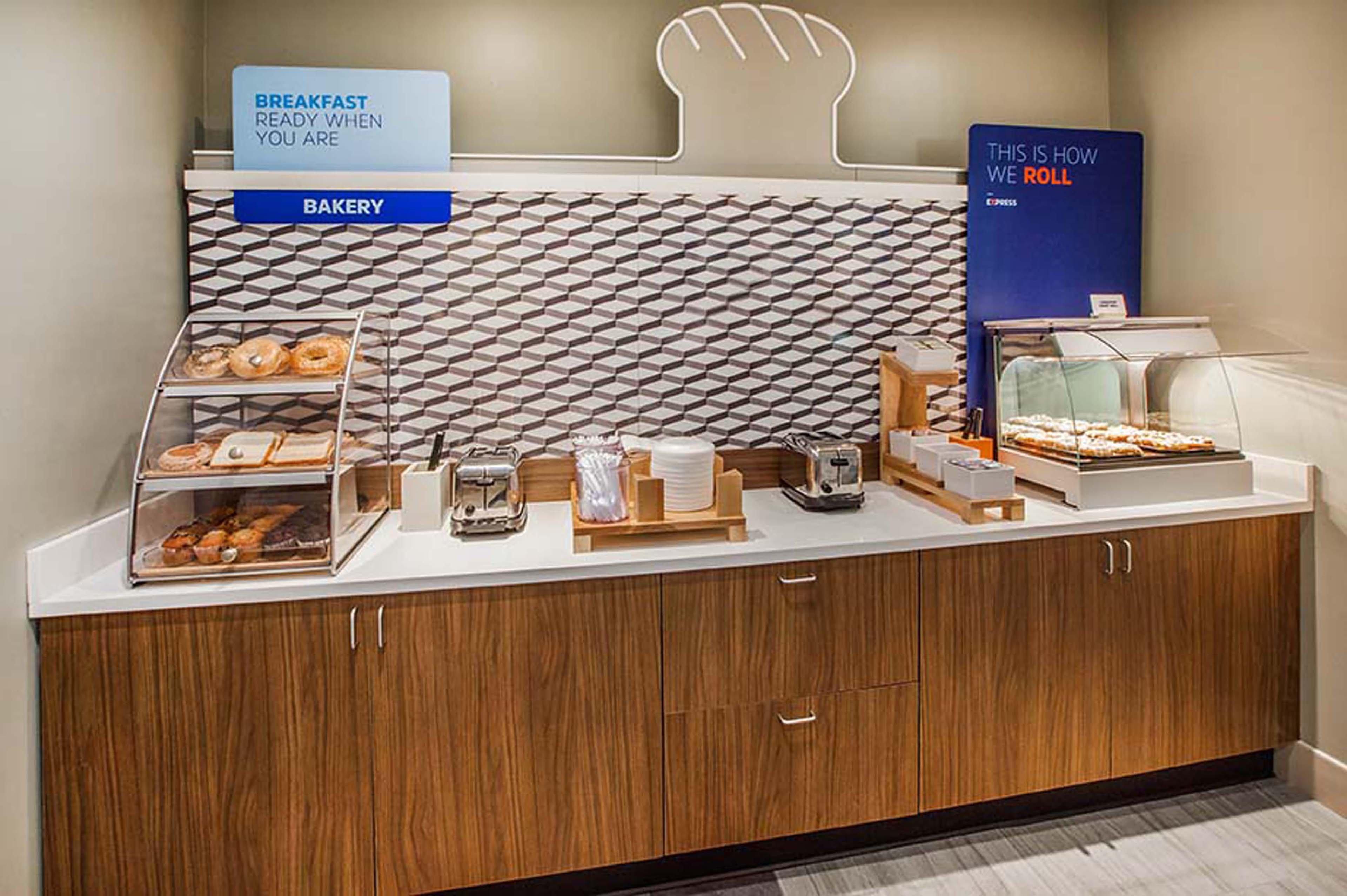 Holiday Inn Express & Suites - Detroit North - Roseville By Ihg Bagian luar foto