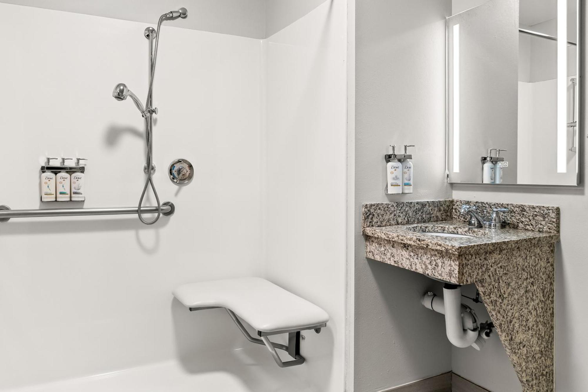 Holiday Inn Express & Suites - Detroit North - Roseville By Ihg Bagian luar foto