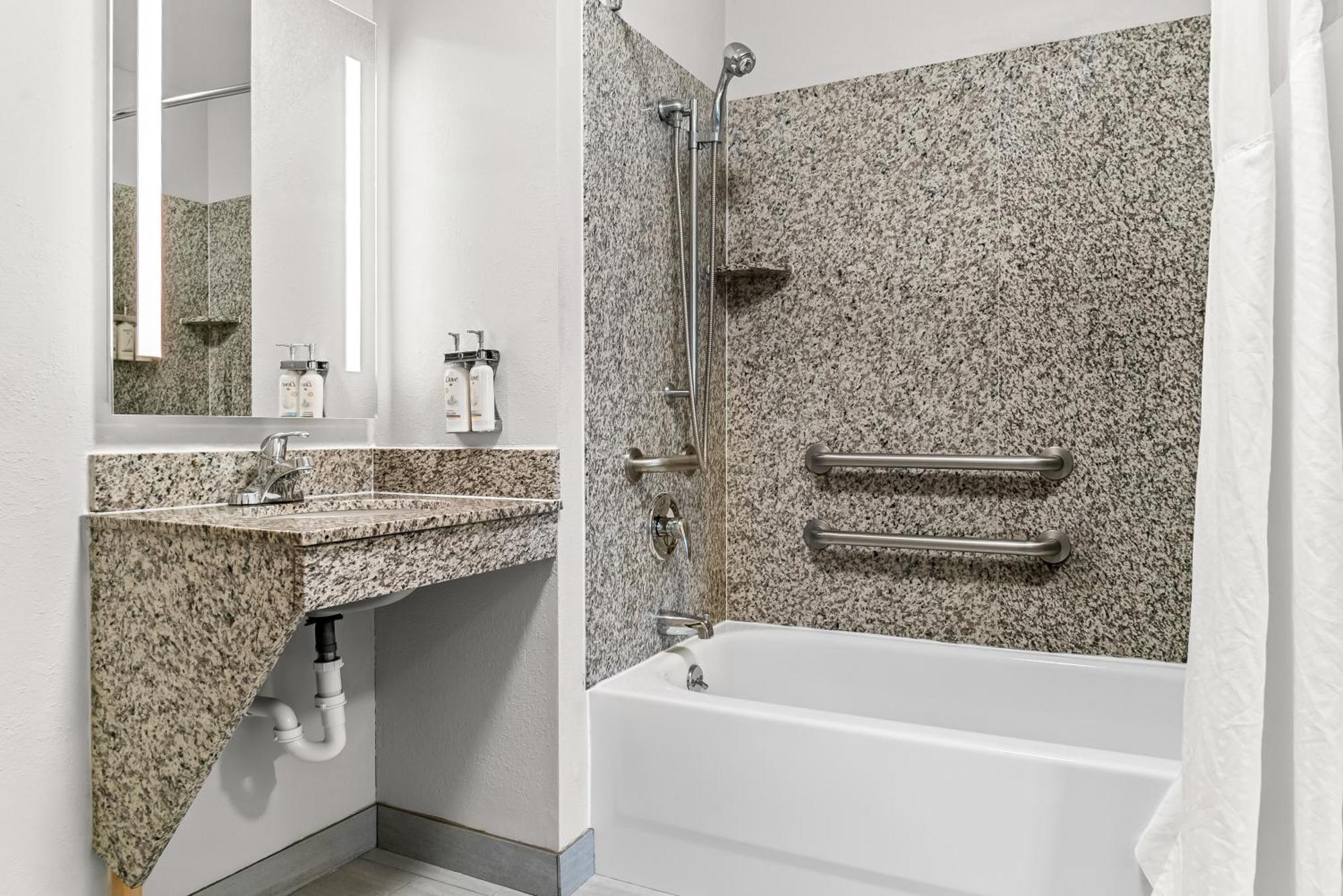 Holiday Inn Express & Suites - Detroit North - Roseville By Ihg Bagian luar foto